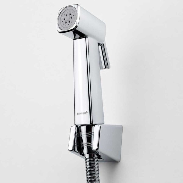 Thiết kế treo tường của Eurolife EL-X11-T giúp tay xịt được giữ thẳng đứng, gọn gàng và thuận tiện bố trí trong phòng tắm.