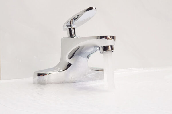 Góc nghiêng vòi lavabo nóng lạnh Eurolife EL-CAM 03 khi đang xả nước, thể hiện dòng nước tạo bọt và thiết kế Chrome sáng bóng.