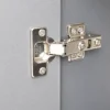 Cận cảnh bản lề hơi Inox SUS 304 lắp trên cánh tủ lavabo Eurolife BLV-AL15 với các vị trí bắt vít và liên kết.