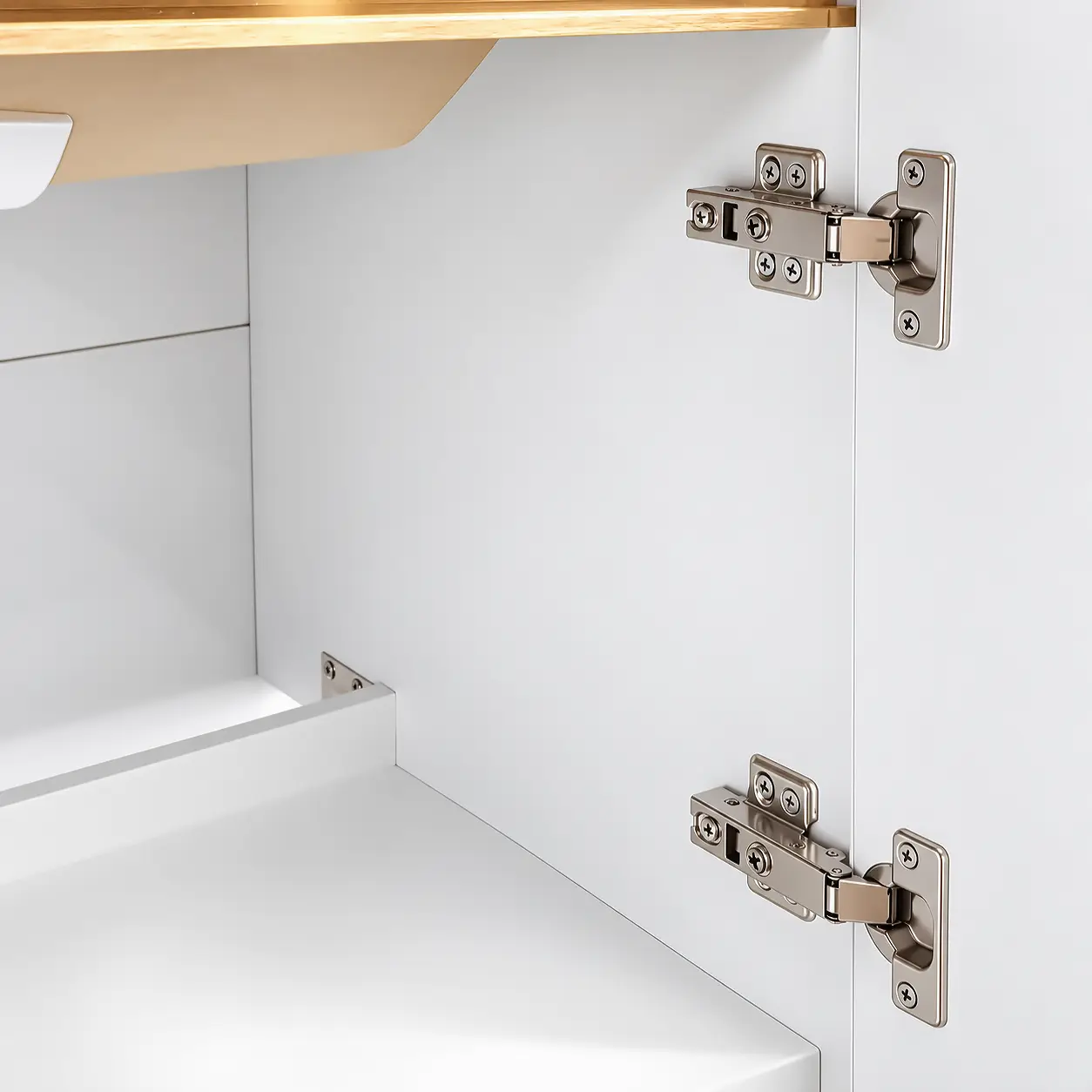 Chi tiết hai bản lề Inox SUS 304 giảm chấn lắp trên cánh tủ lavabo Eurolife BLV-IN04, liên kết cánh cửa với thân tủ màu trắng.