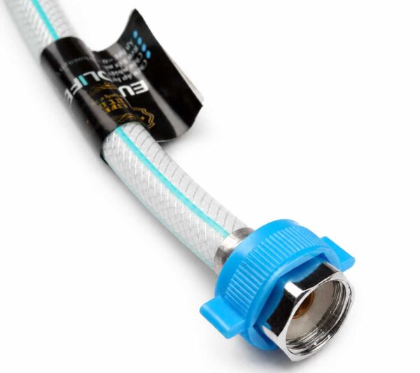 Bát vặn màu xanh trên dây cấp nước Eurolife EL-DN50 và EL-DN60 tạo điểm bám, hỗ trợ thao tác đầu nối thuận tiện khi lắp đặt.