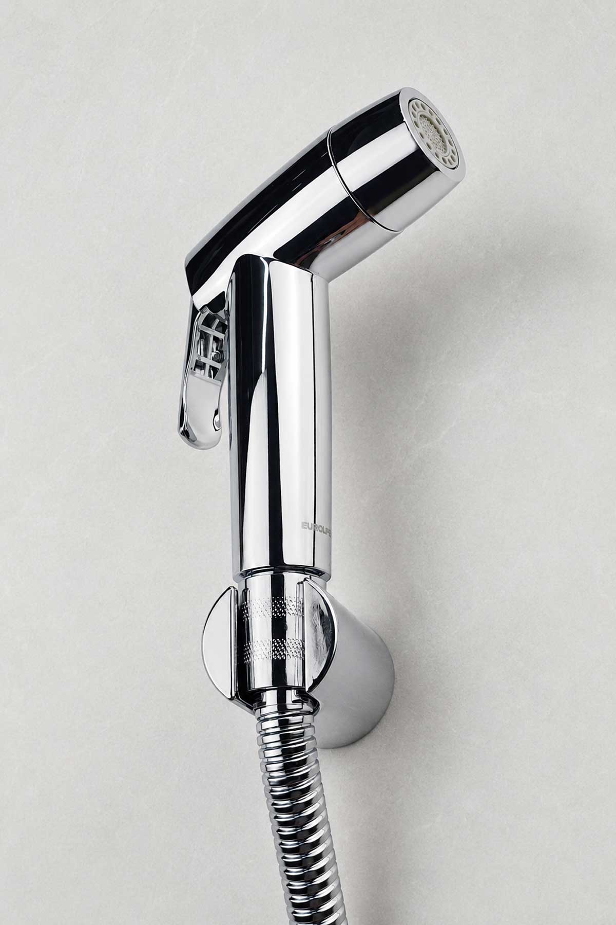 Tay xịt Eurolife EL-X12-T sở hữu bề mặt mạ Chrome sáng bóng, kiểu dáng hiện đại và đồng bộ với phụ kiện phòng tắm. 
