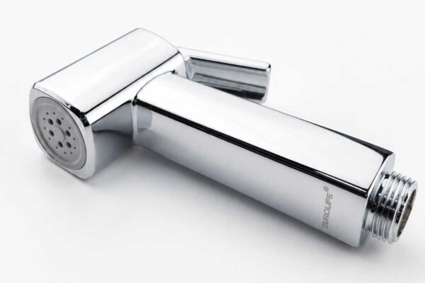 Bề mặt Chrome sáng của tay xịt Eurolife EL-X11-T tạo diện mạo hiện đại, đồng bộ với các phụ kiện trong không gian phòng tắm.