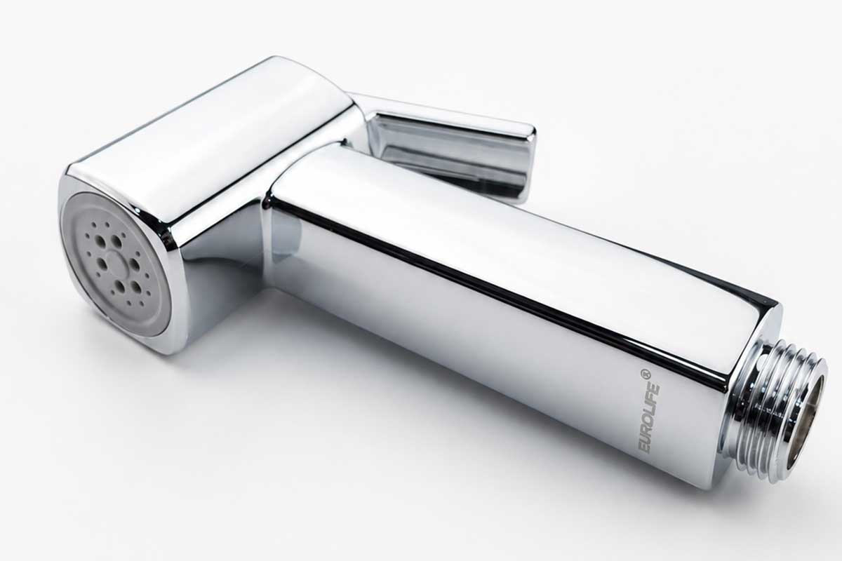 Bề mặt Chrome sáng của tay xịt Eurolife EL-X11-T tạo diện mạo hiện đại, đồng bộ với các phụ kiện trong không gian phòng tắm.