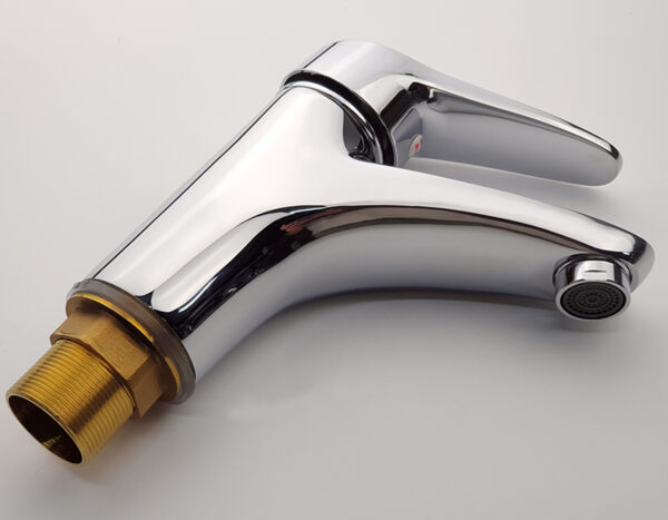 Hình ảnh bề mặt mạ Chrome của vòi lavabo nóng lạnh Eurolife EL-LOT 02, thể hiện độ sáng bóng, hiện đại và khả năng phối hợp với nhiều không gian phòng tắm.