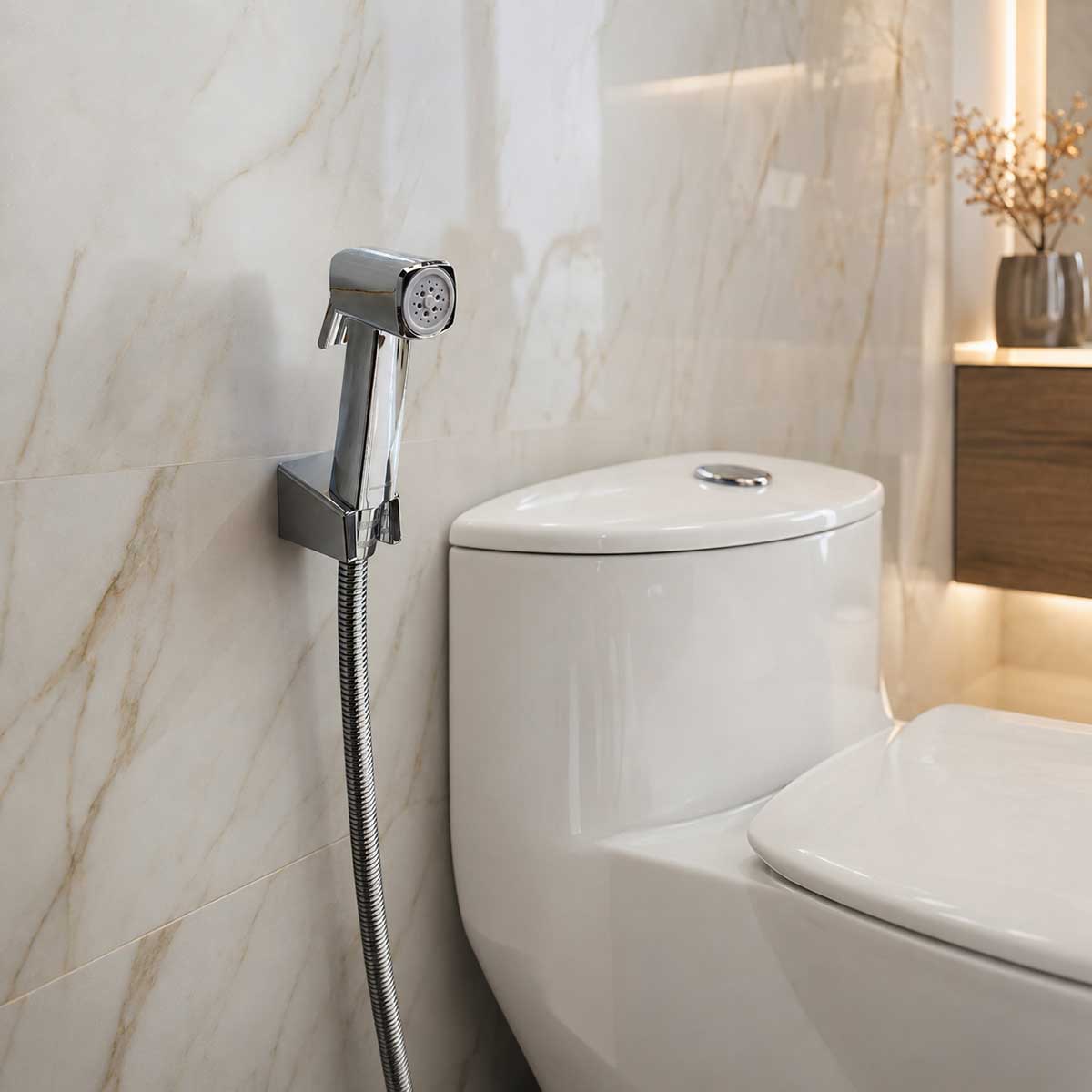 Vòi xịt Eurolife EL-X11-T được bố trí gọn cạnh bồn cầu, bề mặt Chrome hài hòa với không gian phòng tắm hiện đại.