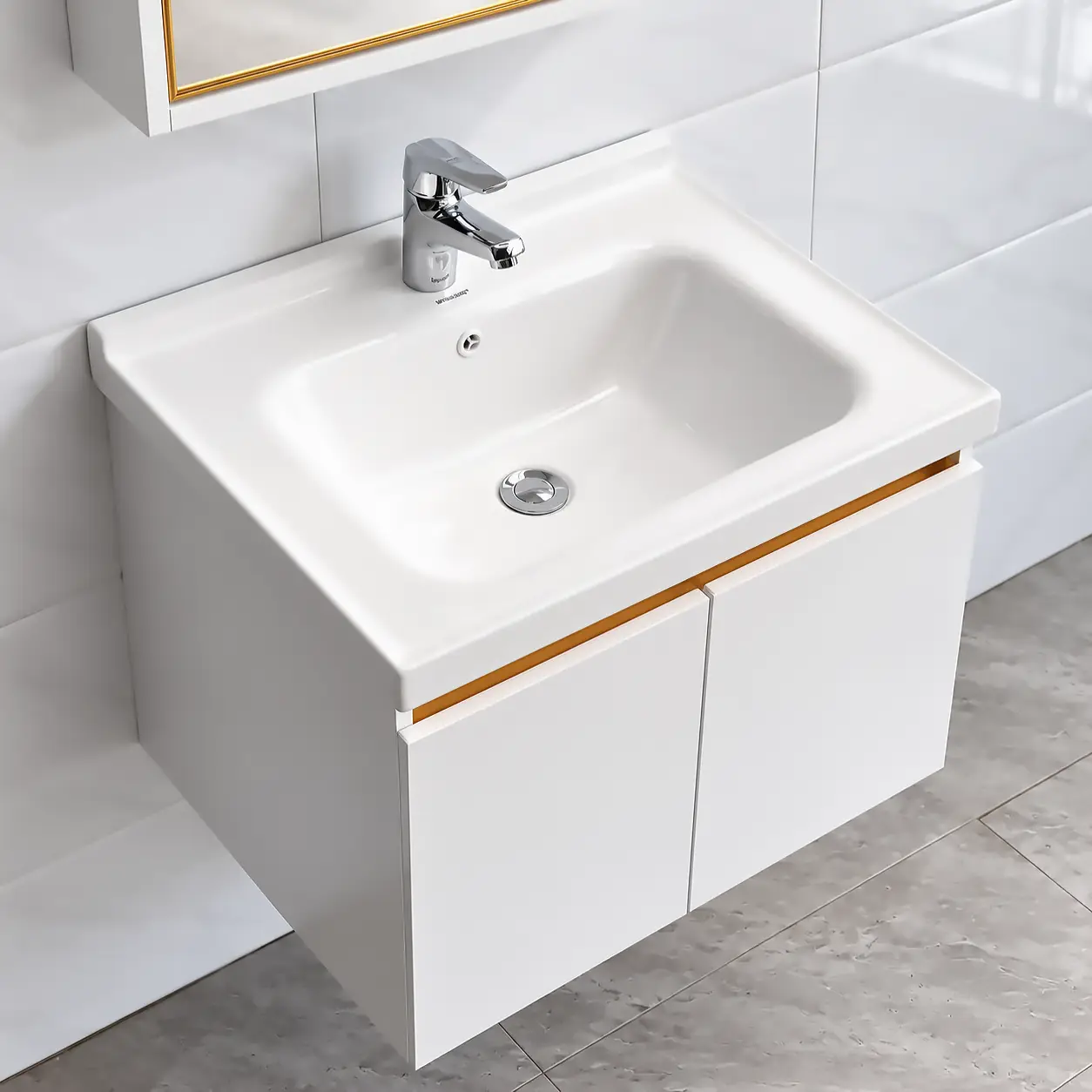 Cấu tạo chậu lavabo sứ liền mặt men Nano Eurolife BLV-IN04 với lòng chậu bo cong, lỗ chống tràn và vị trí lắp vòi, đặt trên tủ trắng phối Gold.