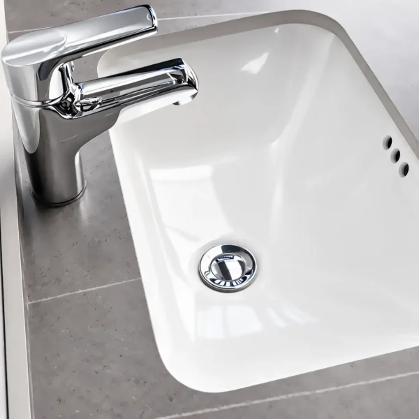 Chậu lavabo sứ trắng âm dưới mặt đá Eurolife BLV-AL15, thể hiện lòng chậu bo cong và vị trí lắp vòi, bộ xả.