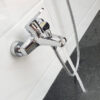 Hình thực tế củ sen Eurolife EL-IRIS 01 khi sử dụng đầu xả dưới tạo bọt, cho dòng nước êm và hạn chế văng bắn trong phòng tắm.