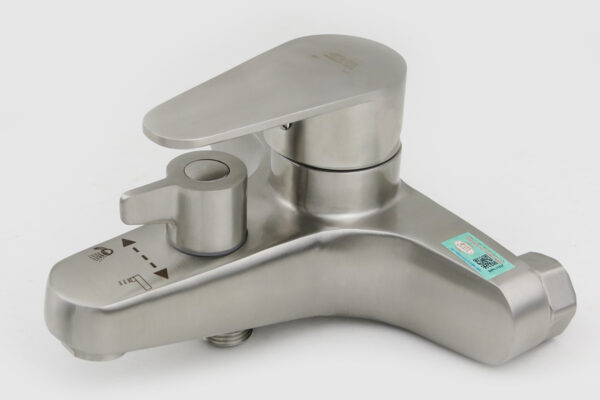 Ảnh mô tả bề mặt Inox nguyên thủy xước mờ của củ sen Eurolife EL-LAVEN 01, thiết kế bo tròn hiện đại, thân Inox SUS 304 chắc chắn và bền đẹp.