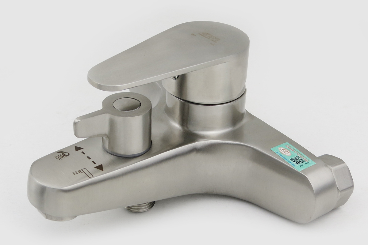 Ảnh mô tả bề mặt Inox nguyên thủy xước mờ của củ sen Eurolife EL-LAVEN 01, thiết kế bo tròn hiện đại, thân Inox SUS 304 chắc chắn và bền đẹp.