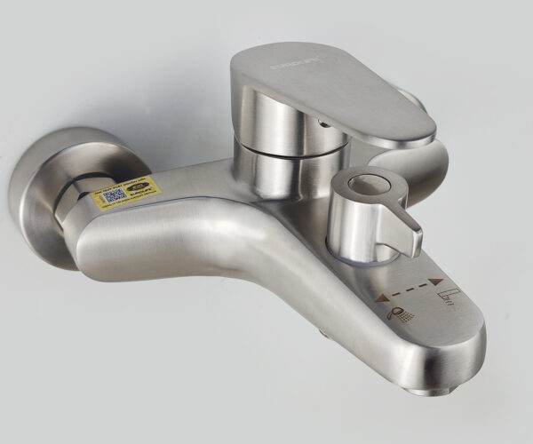 Ảnh cận cảnh củ sen Eurolife EL-LAVEN 01 làm từ Inox SUS 304, bề mặt Inox nguyên thủy xước mờ, thiết kế bo tròn mềm mại và hiện đại.