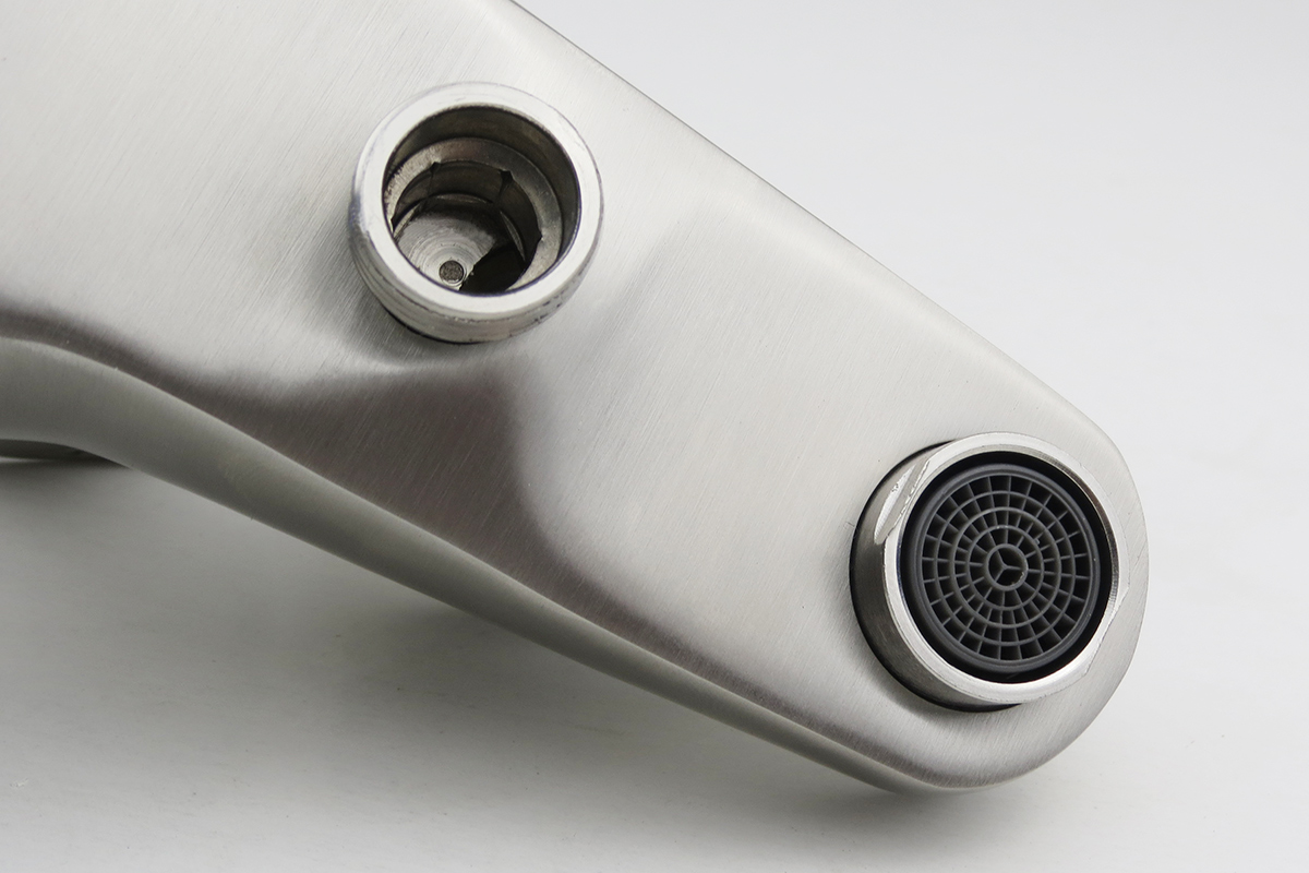 Ảnh cận cảnh đầu xả dưới tạo bọt của củ sen Eurolife EL-LAVEN 01, thân Inox SUS 304 xước mờ, hỗ trợ dòng nước êm và hạn chế văng bắn.