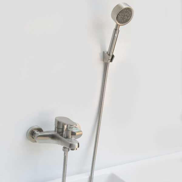Ảnh thực tế củ sen Eurolife EL-LAVEN 01 sau khi lắp đặt, gồm thân củ sen Inox SUS 304, tay sen tăng áp, dây sen Inox 304 và bát gác cố định đồng bộ.