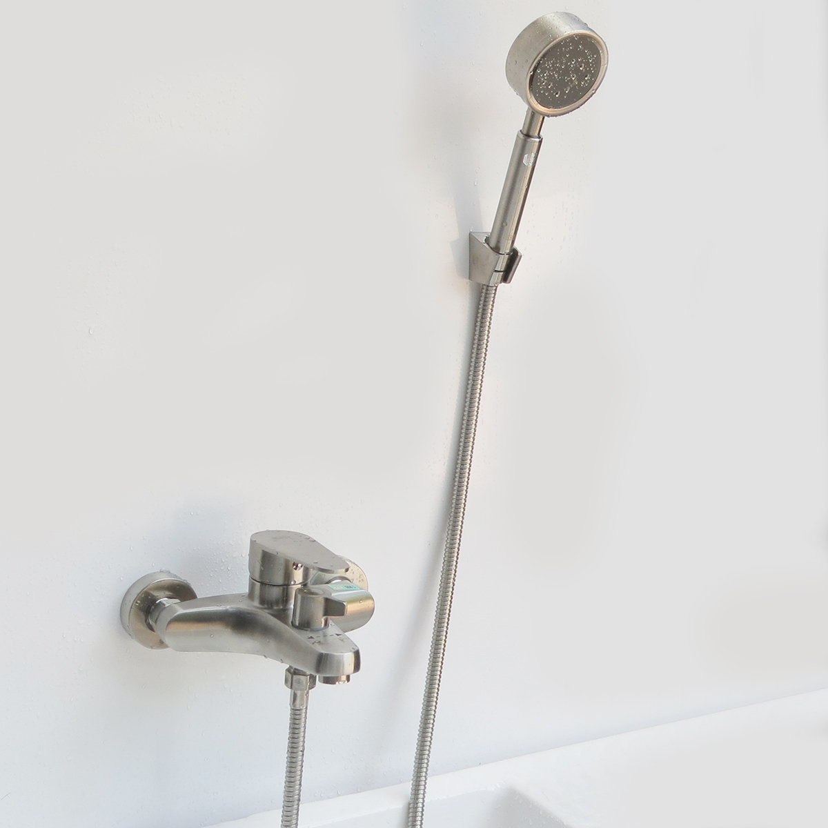 Ảnh thực tế củ sen Eurolife EL-LAVEN 01 sau khi lắp đặt, gồm thân củ sen Inox SUS 304, tay sen tăng áp, dây sen Inox 304 và bát gác cố định đồng bộ.