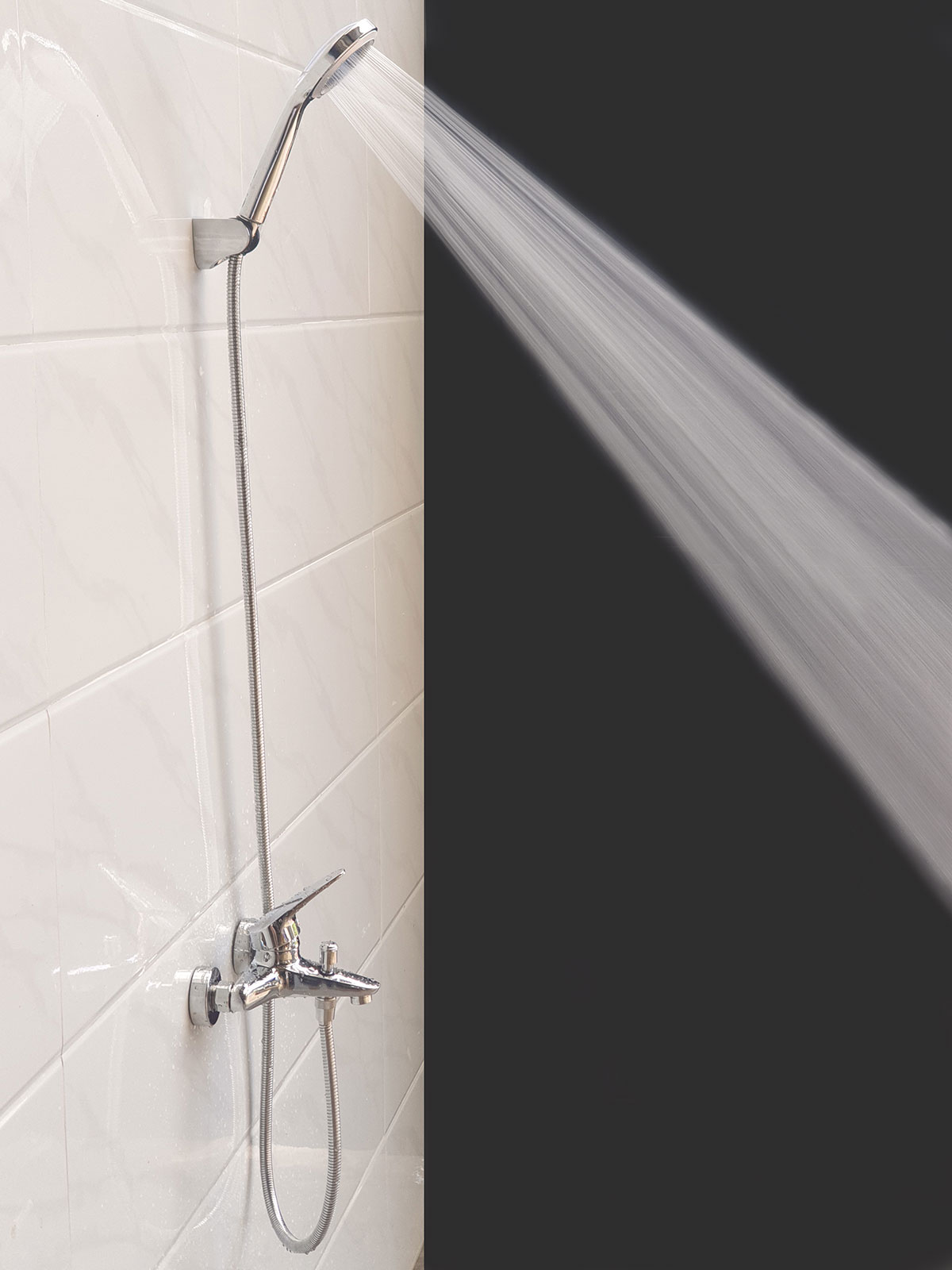 Hình ảnh củ sen Eurolife EL-LOT 01 lắp đặt thực tế cùng tay sen, dây sen 150cm và bát gác, thể hiện dòng nước tay sen khi sử dụng.