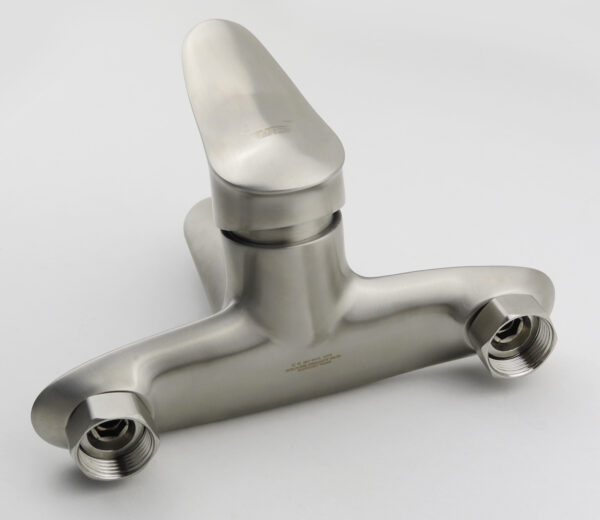 Hình mô tả bề mặt Inox nguyên thủy xước mờ của củ sen Eurolife EL-ORCHID 01, thiết kế bo tròn mềm mại, thân Inox SUS 304 bền đẹp.