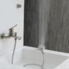 Hình lắp đặt thực tế củ sen Eurolife EL-ORCHID 01 trong phòng tắm, thể hiện thân Inox SUS 304, tay sen tăng áp, dây sen Inox 304 và bát gác cố định.