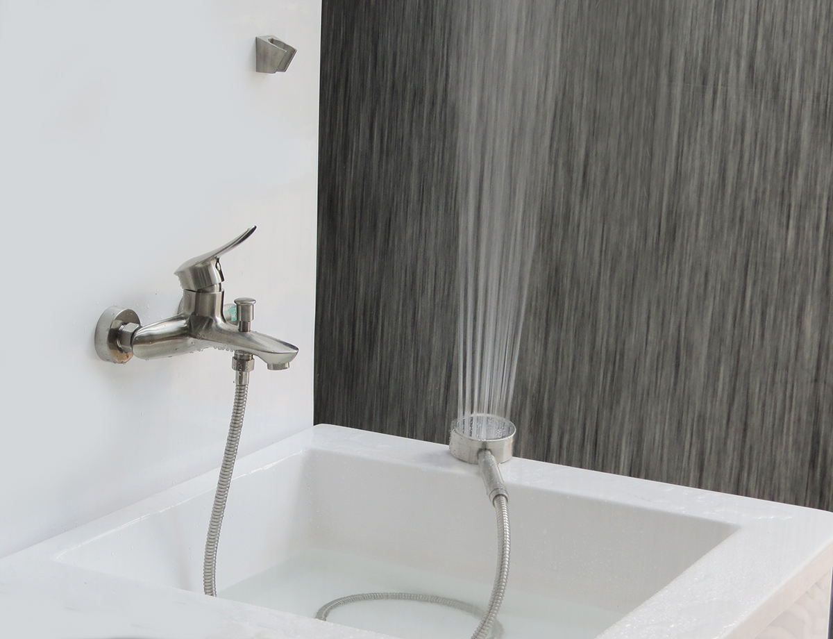Hình lắp đặt thực tế củ sen Eurolife EL-ORCHID 01 trong phòng tắm, thể hiện thân Inox SUS 304, tay sen tăng áp, dây sen Inox 304 và bát gác cố định.