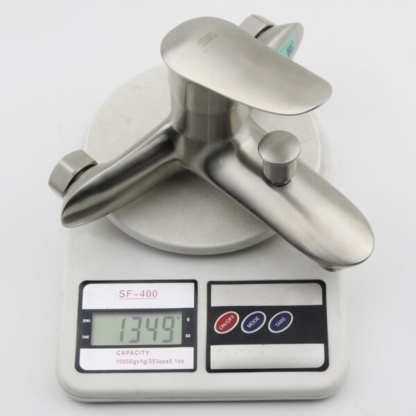 Hình cân trọng lượng củ sen Eurolife EL-ORCHID 01 đạt 1349g, thể hiện thân củ sen Inox SUS 304 chắc chắn, bề mặt xước mờ và thiết kế bo tròn hiện đại.