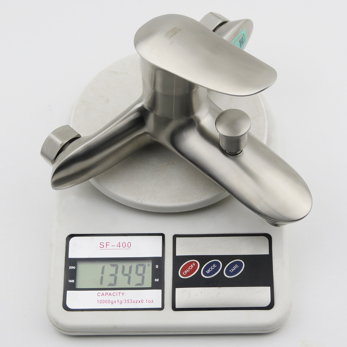 Hình cân trọng lượng củ sen Eurolife EL-ORCHID 01 đạt 1349g, thể hiện thân củ sen Inox SUS 304 chắc chắn, bề mặt xước mờ và thiết kế bo tròn hiện đại.