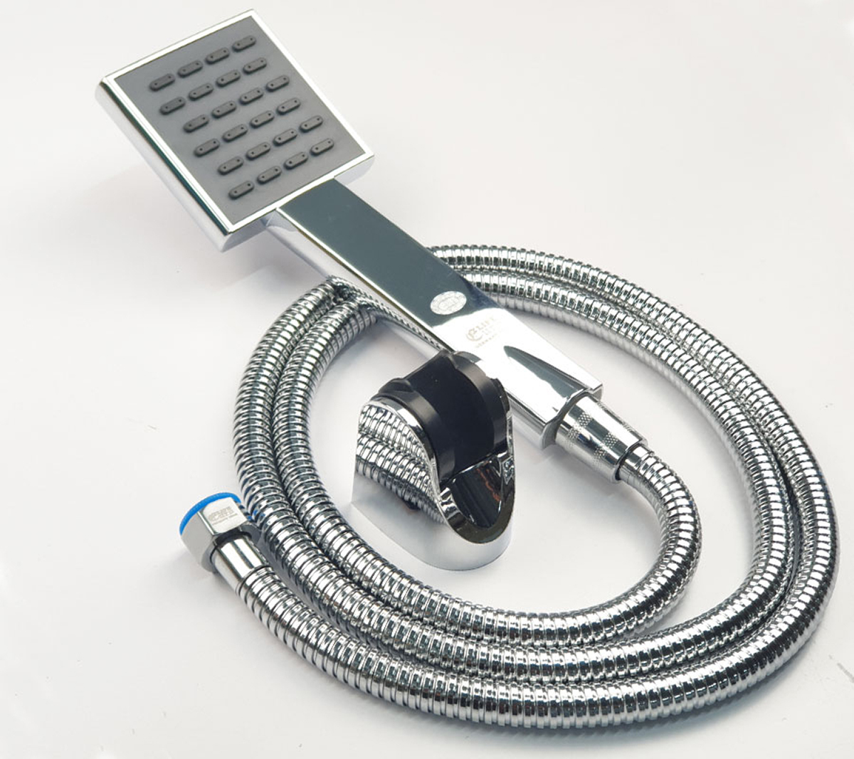Hình ảnh bộ tay sen, dây sen 150cm và bát gác đi kèm củ sen nóng lạnh Eurolife EL-JAS 01, hỗ trợ lắp đặt và sử dụng tiện lợi.