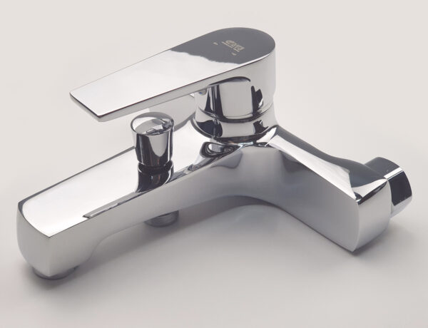 Hình ảnh củ sen nóng lạnh Eurolife EL-JAS 01 với bề mặt mạ Chrome sáng bóng, thể hiện độ hoàn thiện thẩm mỹ và thiết kế hiện đại của sản phẩm.