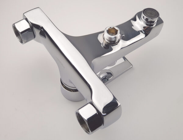 Hình ảnh mặt dưới củ sen nóng lạnh Eurolife EL-JAS 01, thể hiện vị trí nút nhấn chuyển đổi, chân kết nối, ren lắp dây sen và đầu xả dưới tạo bọt.
