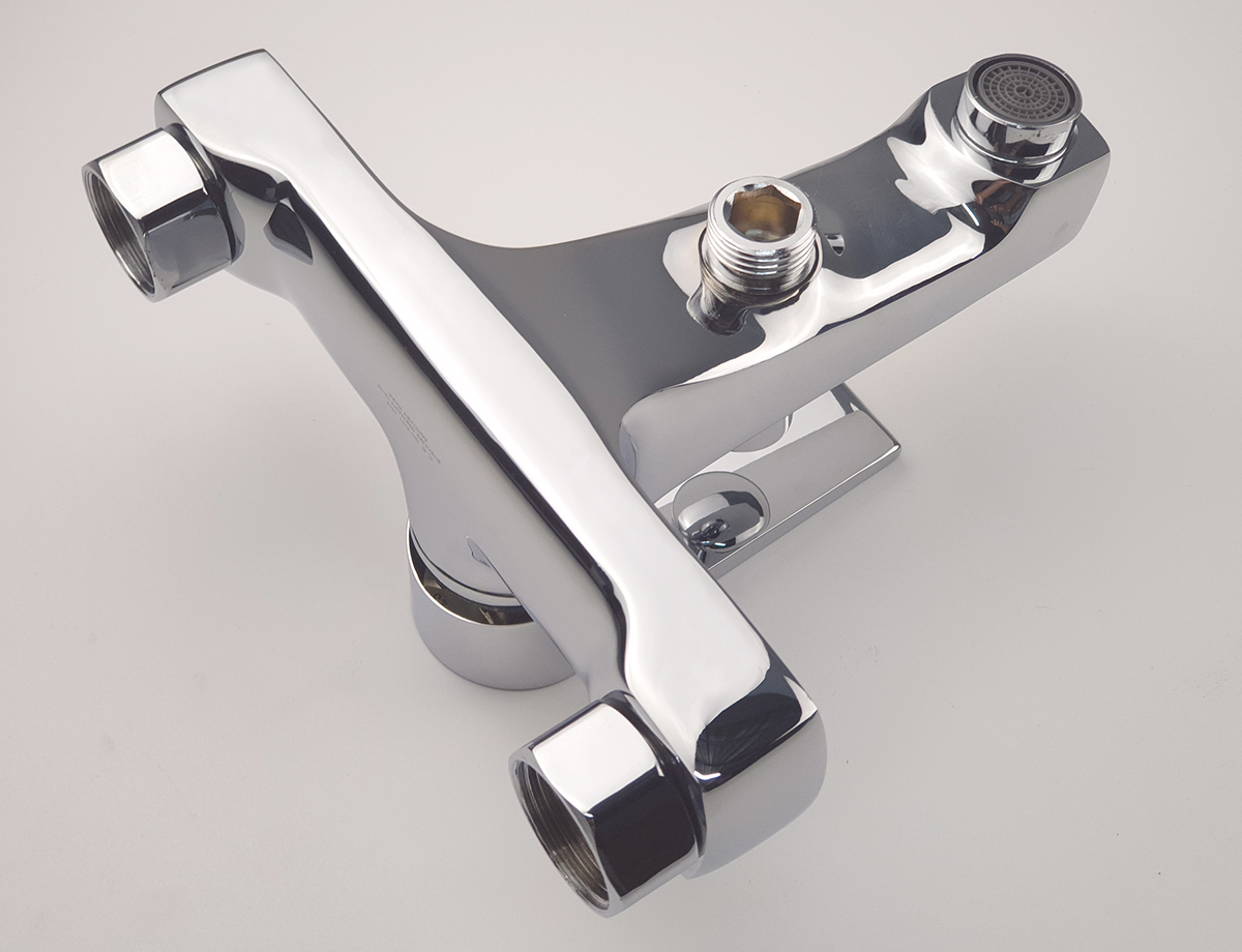 Hình ảnh mặt dưới củ sen nóng lạnh Eurolife EL-JAS 01, thể hiện vị trí nút nhấn chuyển đổi, chân kết nối, ren lắp dây sen và đầu xả dưới tạo bọt.