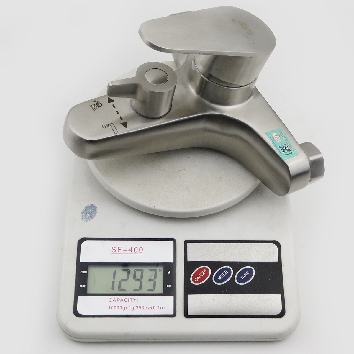 Ảnh cân trọng lượng củ sen nóng lạnh Eurolife EL-LAVEN 01 nặng 1293g, thân Inox 304 chắc chắn, bề mặt xước mờ, phù hợp cho phòng tắm gia đình.