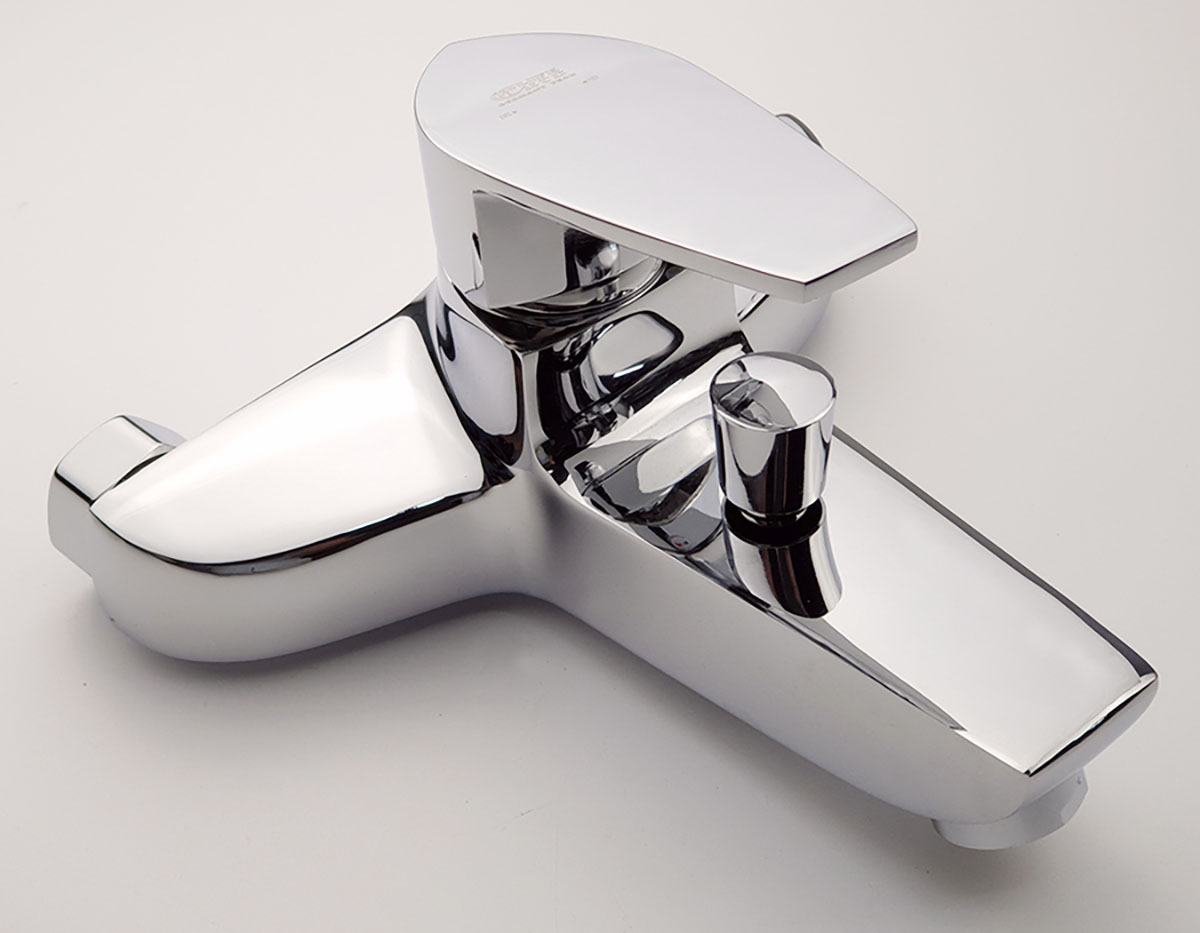 Hình ảnh bề mặt mạ Chrome của củ sen nóng lạnh Eurolife EL-SUN 01, thể hiện độ sáng bóng, thiết kế vuông bo tròn hiện đại và lớp hoàn thiện sang trọng.