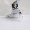 Hình ảnh đầu tạo bọt của vòi lavabo nóng lạnh Eurolife EL-SUN 03 khi sử dụng thực tế, thể hiện dòng nước chảy êm và hạn chế văng bắn trên chậu lavabo.