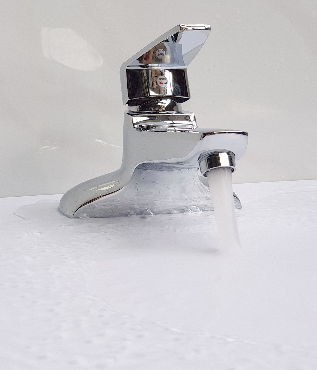 Hình ảnh đầu tạo bọt của vòi lavabo nóng lạnh Eurolife EL-SUN 03 khi sử dụng thực tế, thể hiện dòng nước chảy êm và hạn chế văng bắn trên chậu lavabo.