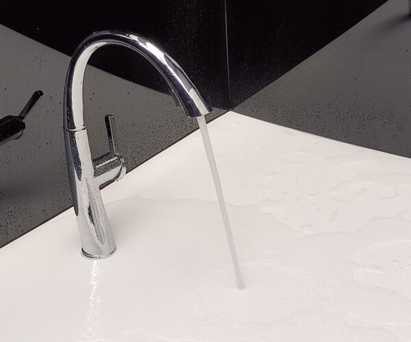 Dòng chảy mạnh mẽ của vòi rửa chén nóng lạnh Eurolife EL-KM07, hỗ trợ rửa dọn và vệ sinh chậu rửa tiện lợi.