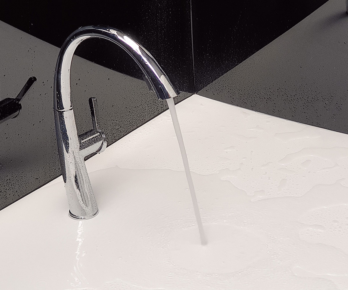 Dòng chảy mạnh mẽ của vòi rửa chén nóng lạnh Eurolife EL-KM07, hỗ trợ rửa dọn và vệ sinh chậu rửa tiện lợi.