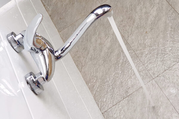 Vòi rửa chén Eurolife EL-T015AT cho dòng nước ổn định, thiết kế âm tường mạ Chrome sáng bóng, hỗ trợ sử dụng thuận tiện trong khu vực bếp.
