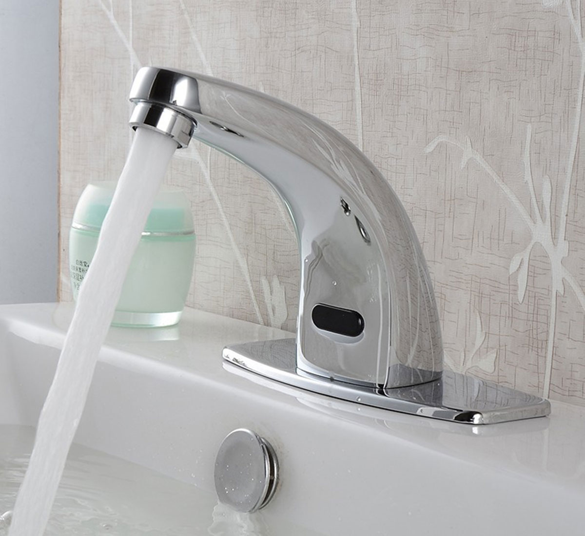 Dòng chảy tạo bọt của vòi lavabo cảm ứng Eurolife EL-A100 giúp dòng nước êm hơn, giảm văng bắn và nâng cao trải nghiệm rửa tay.