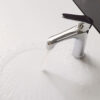 Hình ảnh dòng nước thực tế của vòi lavabo nóng lạnh Eurolife EL-7002, thể hiện đầu vòi tạo bọt giúp nước chảy êm, hạn chế văng bắn và phù hợp sử dụng hằng ngày.