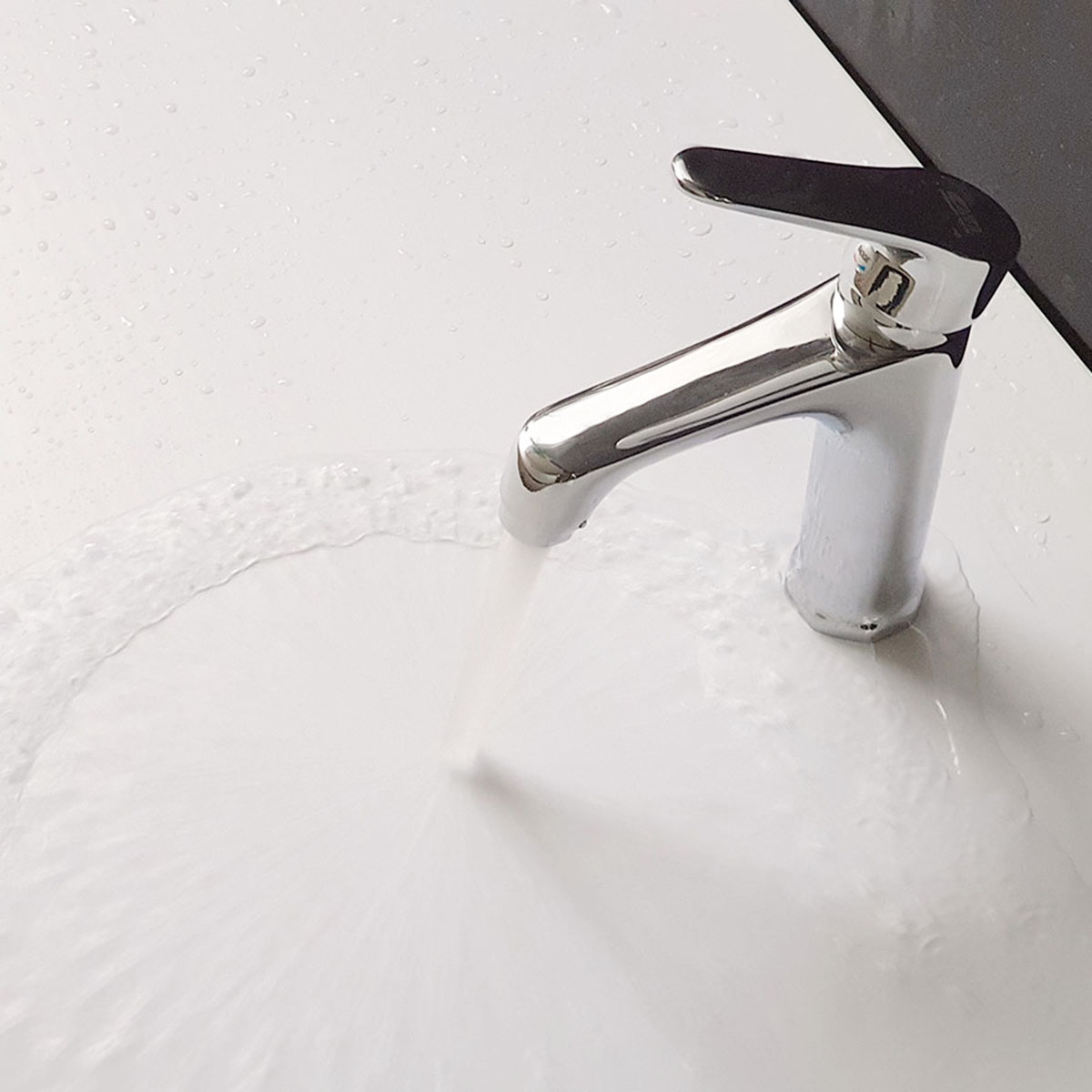Hình ảnh dòng nước thực tế của vòi lavabo nóng lạnh Eurolife EL-7002, thể hiện đầu vòi tạo bọt giúp nước chảy êm, hạn chế văng bắn và phù hợp sử dụng hằng ngày.