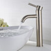 Dòng nước tạo bọt của vòi lavabo nóng lạnh Eurolife EL-D22 giúp nước chảy êm, hạn chế văng bắn khi sử dụng.