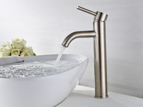 Dòng nước tạo bọt của vòi lavabo nóng lạnh Eurolife EL-D22 giúp nước chảy êm, hạn chế văng bắn khi sử dụng.