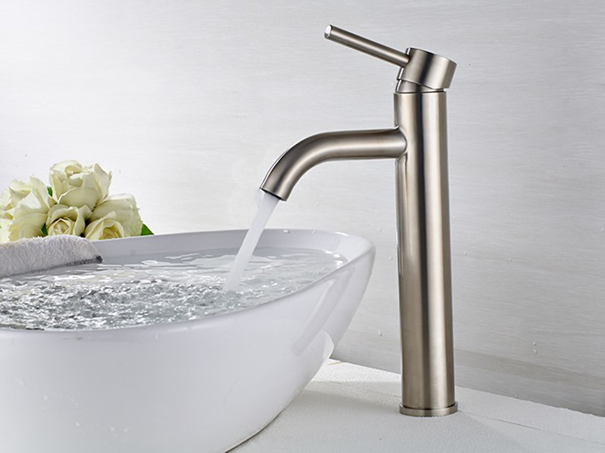 Dòng nước tạo bọt của vòi lavabo nóng lạnh Eurolife EL-D22 giúp nước chảy êm, hạn chế văng bắn khi sử dụng.