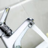 Hình ảnh dòng nước tạo bọt của vòi lavabo nóng lạnh Eurolife EL-IRIS 02, thể hiện đầu vòi giúp nước chảy êm, đều và hạn chế văng bắn khi sử dụng.