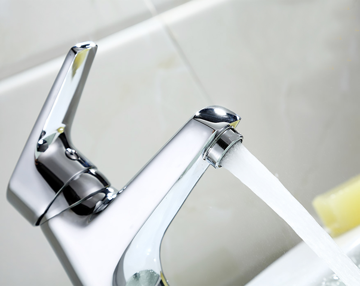 Hình ảnh dòng nước tạo bọt của vòi lavabo nóng lạnh Eurolife EL-IRIS 02, thể hiện đầu vòi giúp nước chảy êm, đều và hạn chế văng bắn khi sử dụng.