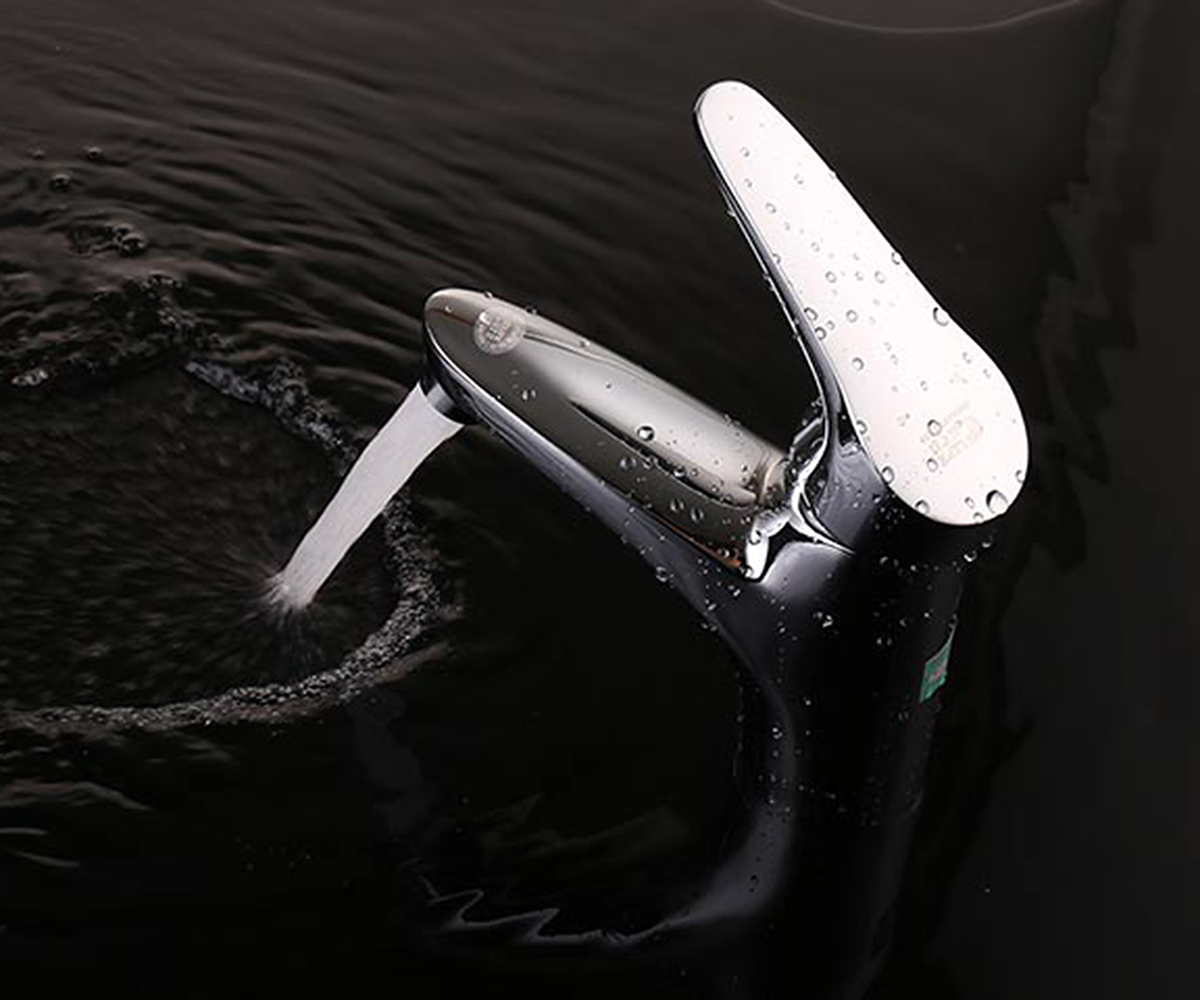 Hình ảnh dòng nước tạo bọt của vòi lavabo nóng lạnh Eurolife EL-LOT 02, giúp nước chảy êm, mềm và hạn chế văng bắn khi sử dụng.