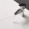 Hình ảnh dòng nước thực tế của vòi lavabo nóng lạnh Eurolife EL-SUN 02, thể hiện đầu vòi tạo bọt giúp nước chảy êm, hạn chế văng bắn khi sử dụng.