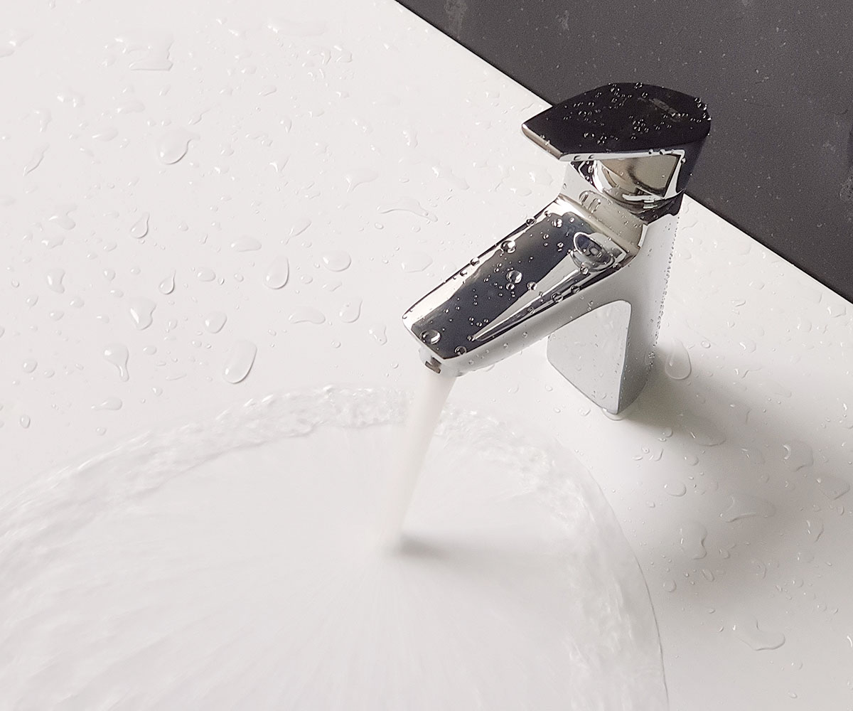 Hình ảnh dòng nước thực tế của vòi lavabo nóng lạnh Eurolife EL-SUN 02, thể hiện đầu vòi tạo bọt giúp nước chảy êm, hạn chế văng bắn khi sử dụng.