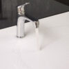 Hình ảnh dòng nước thực tế của vòi lavabo nóng lạnh Eurolife EL-7002 khi lắp trên chậu lavabo, thể hiện dòng nước tạo bọt chảy êm, hạn chế văng bắn và bề mặt Chrome sáng bóng.