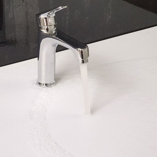 Hình ảnh dòng nước thực tế của vòi lavabo nóng lạnh Eurolife EL-7002 khi lắp trên chậu lavabo, thể hiện dòng nước tạo bọt chảy êm, hạn chế văng bắn và bề mặt Chrome sáng bóng.
