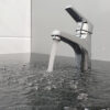 Hình ảnh dòng nước thực tế của vòi lavabo nóng lạnh Eurolife EL-IRIS 02, thể hiện đầu vòi tạo bọt giúp nước chảy êm, đều và hạn chế văng bắn khi sử dụng.